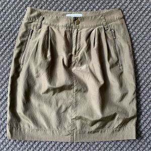 Banana Republic olive green pleated front mini skirt. Silk/cotton fabric. Sz 00.